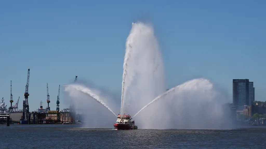 Feuer auf Frachtschiff im Hamburger Hafen fordert Einsatzkräfte