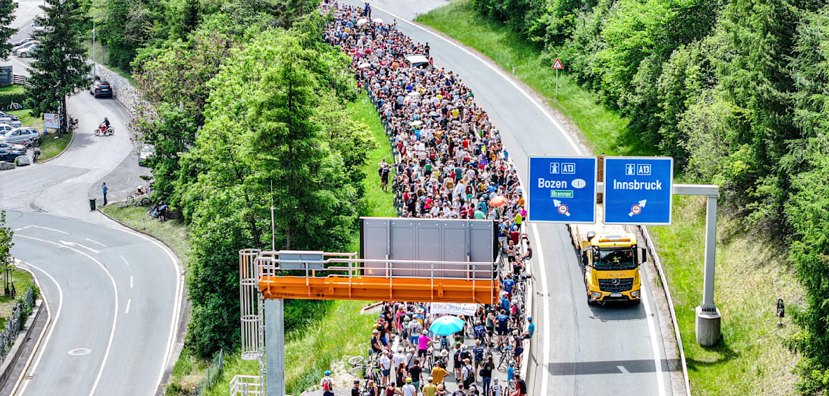 Demonstranten protestieren gegen Transitverkehr am Brenner
