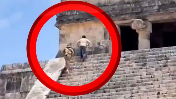 Touristen klettern verbotenerweise auf Kukulkán-Pyramide