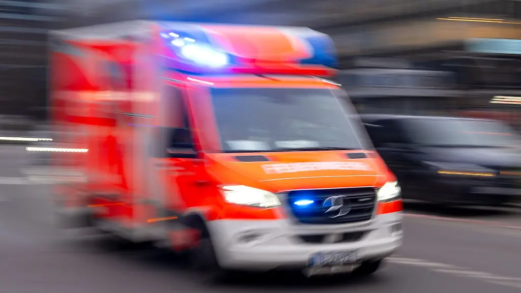 Schwerer Verkehrsunfall in Hamburg-Neuenfelde: Ein Toter und mehrere Verletzte