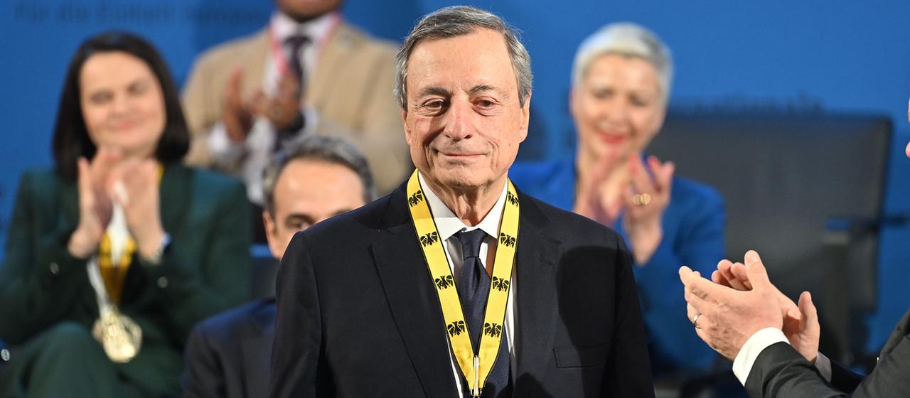 Mario Draghi erhält Karlspreis für Verdienste um Europa