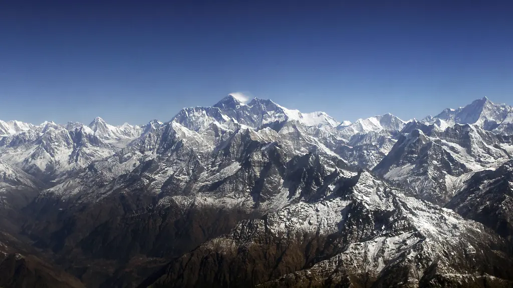Rekordzulassungen für den Mount Everest trotz Protesten und weltweiter Krisen
