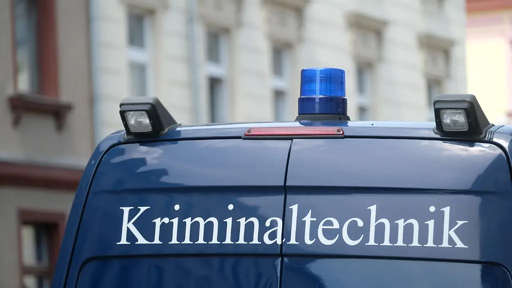 Polizei entdeckt vergrabene Männerleiche bei Potsdam