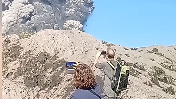 Touristen gerieten in Vulkanausbruch auf dem Dukono