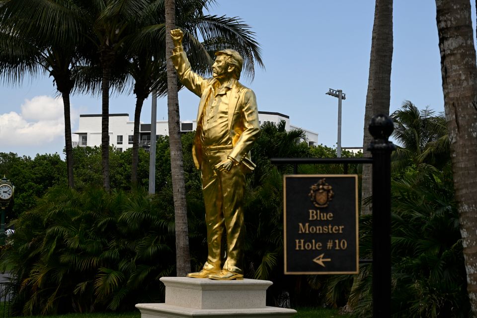 Die Kontroverse um die goldene Trump-Statue in Florida