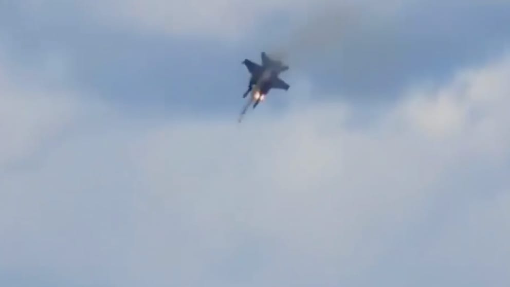 Piloten retten sich mit Fallschirmen: Krasser Flugshow-Unfall mit US-Militärjets