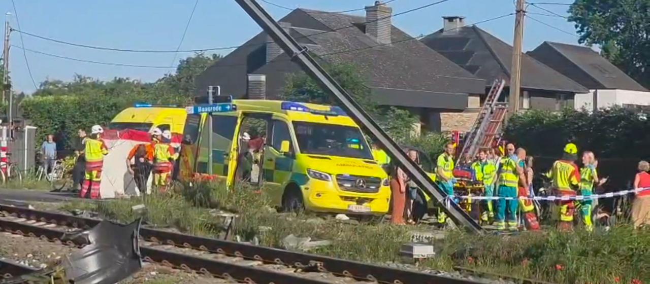 Zusammenstoß von Schulbus und Zug in Belgien fordert vier Tote