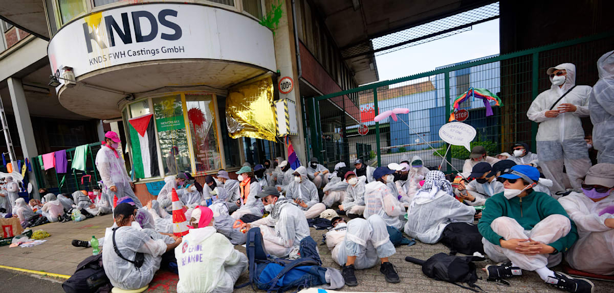Aktivisten blockieren Panzerbauer-Werk in Mülheim