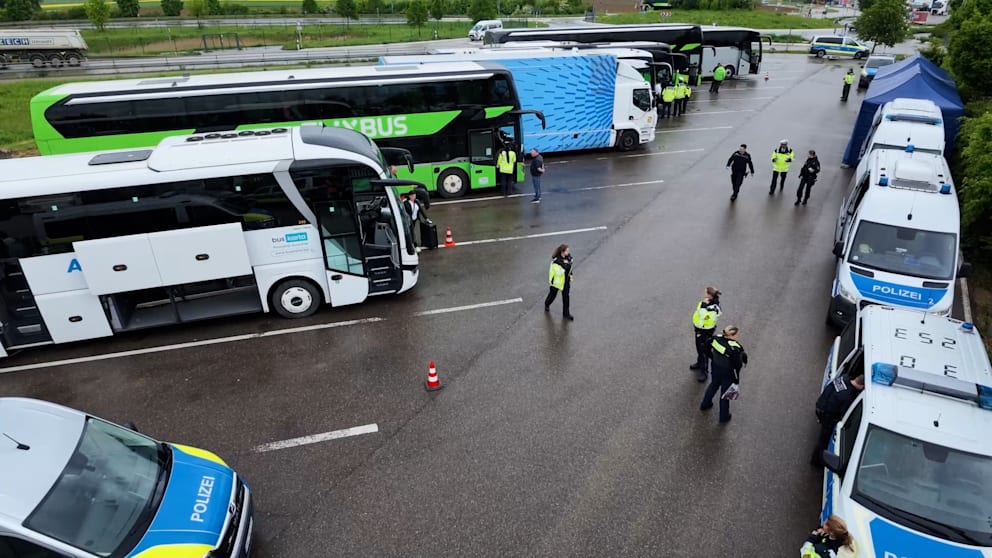 Großkontrolle auf der A8: Mangelnde Verkehrssicherheit bei Reisebussen