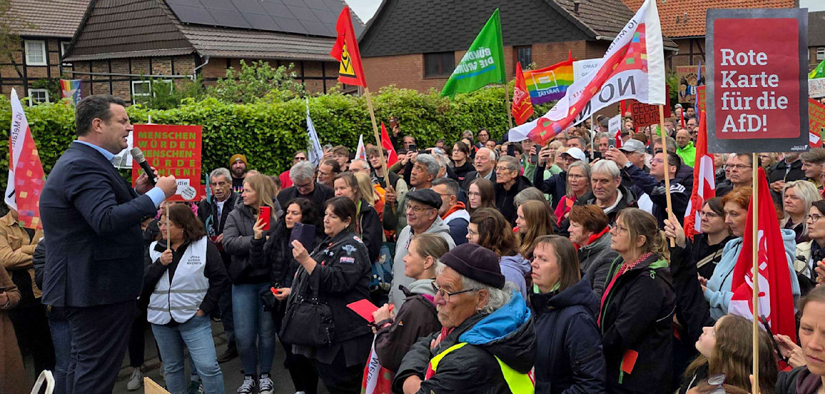 Hubertus Heil demonstriert gegen AfD-Auftritt in Peine