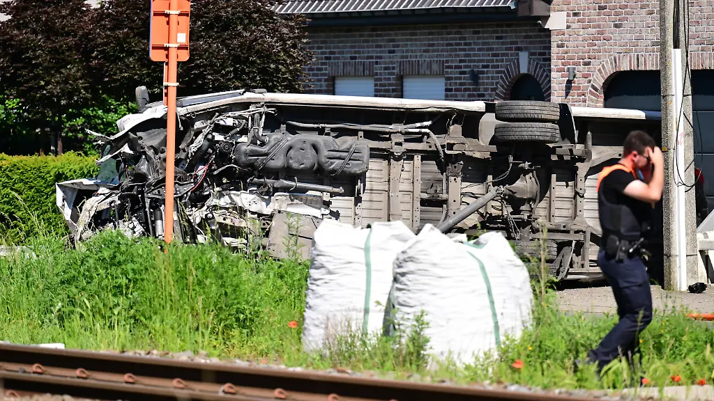 Schulbus kollidiert in Belgien mit Zug: Mehrere Todesopfer