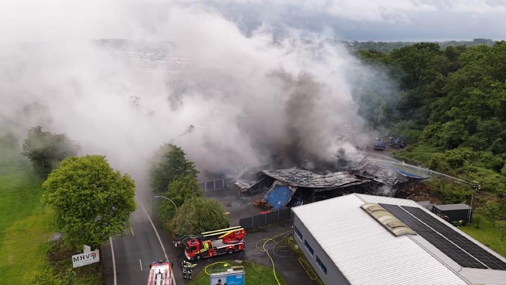 Kunststoff-Betrieb in NRW in Flammen: Feuerwehr im Einsatz