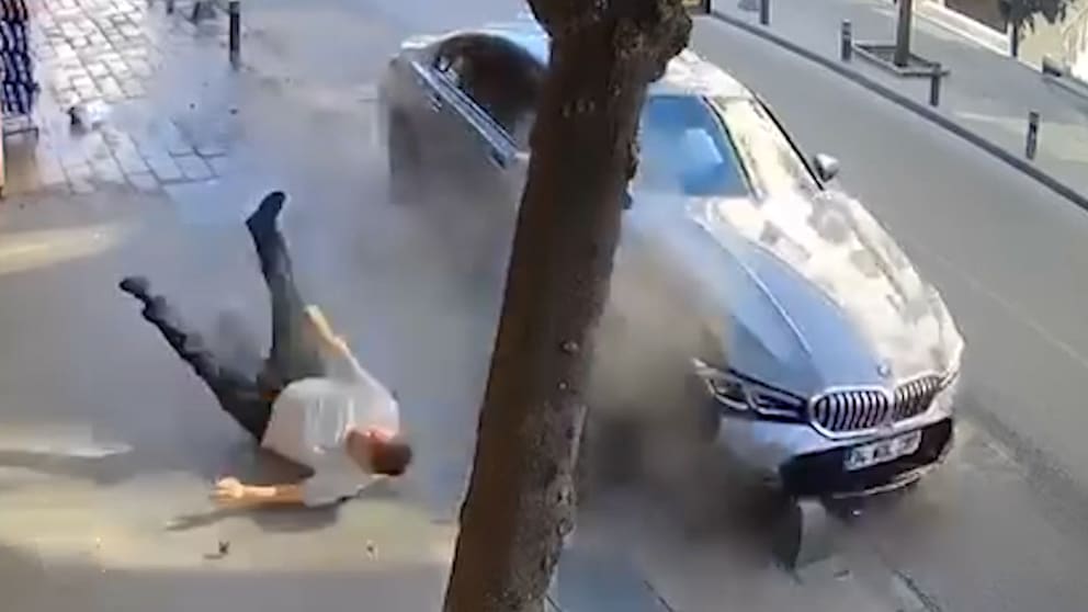 Schockierender Unfall: Auto schleudert Mann in Istanbul