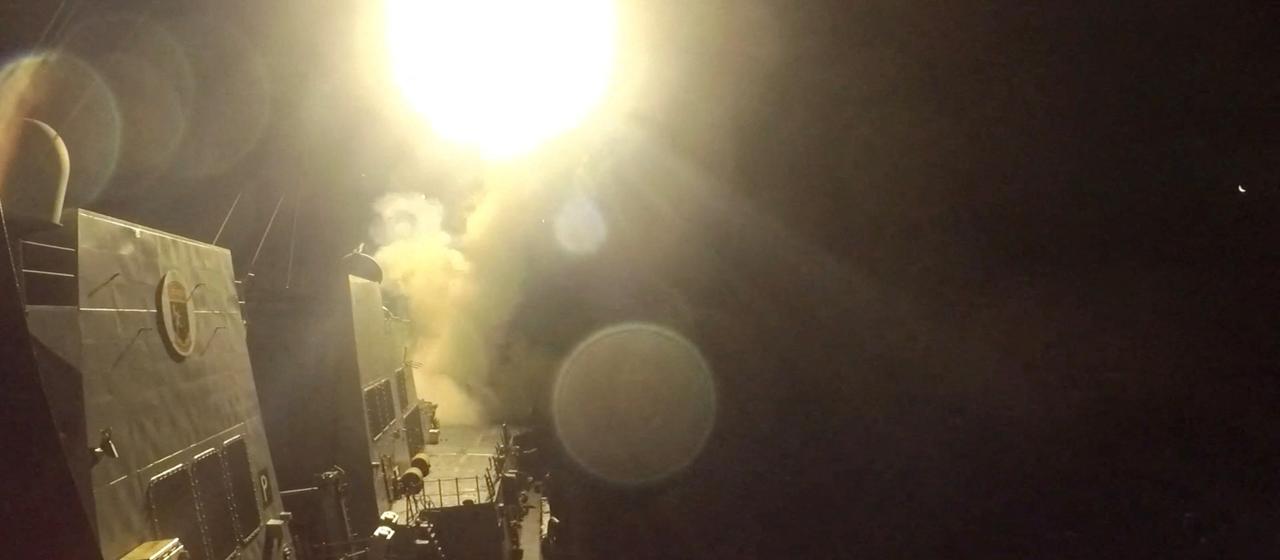 US-Militär greift Ziele im Iran an, Iran reagiert mit Straßensperrung