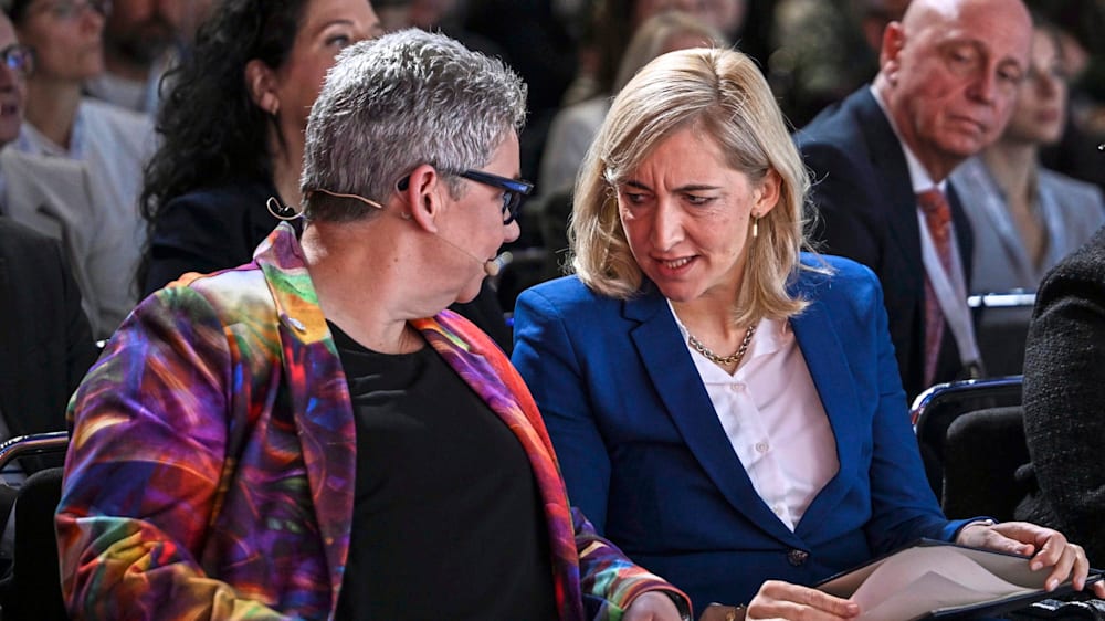 Warken verteidigt umstrittene Reform der Pflegeregelungen