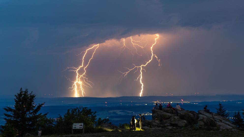 Unwetter in Deutschland: Blitzeinschläge und starke Regenfälle