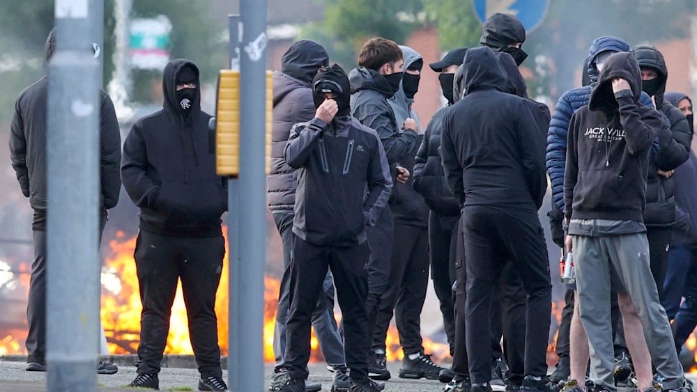 Gewalt in Großbritannien löst landesweite Proteste aus