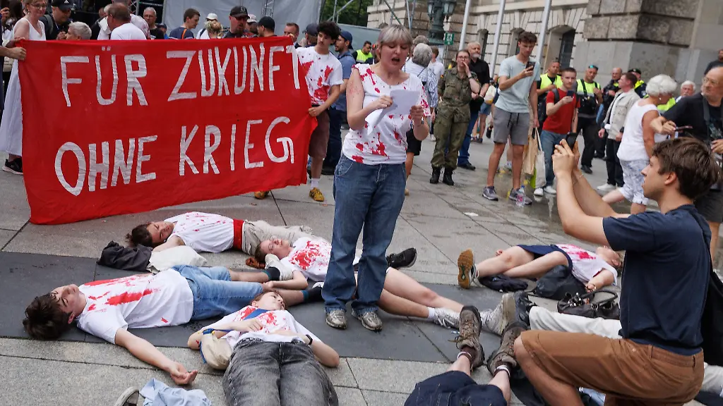Demonstranten stören Veranstaltung am Nationalen Veteranentag