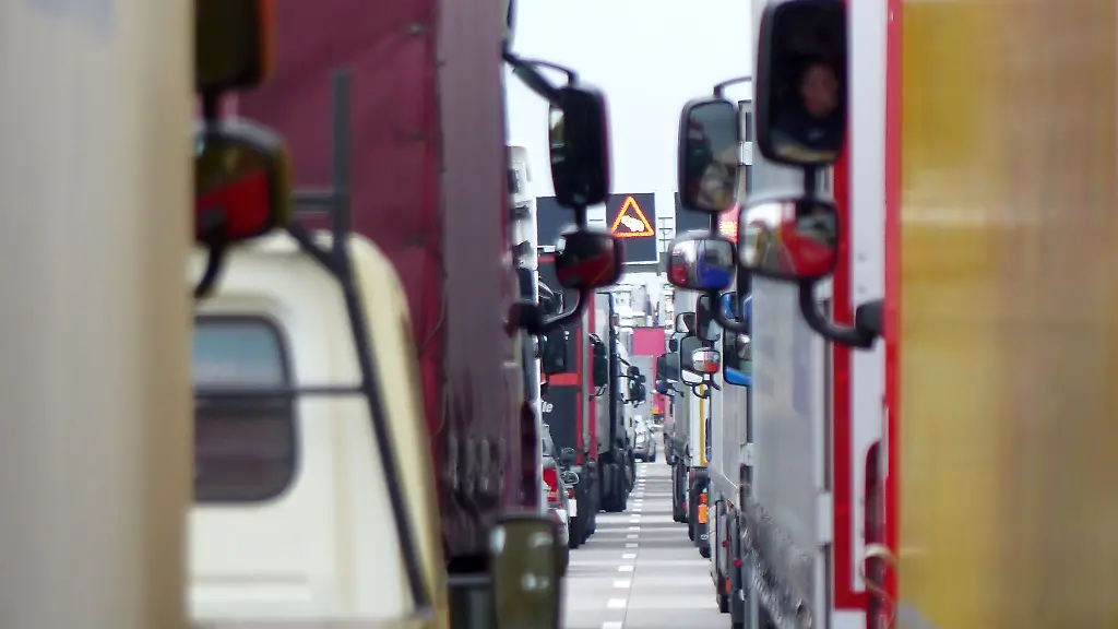 OLG Köln urteilt: Keine Pflicht für Lkw-Fahrer, immer in den Frontspiegel zu schauen