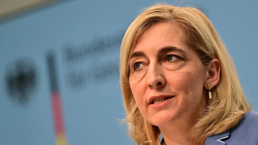 Gesundheitsministerin Warken verteidigt neue Pflegekosten-Regelung