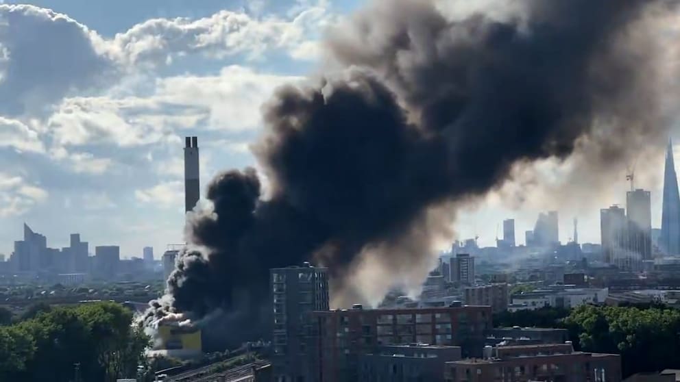 Feuer im Recyclingzentrum in London beeinträchtigt Zugverkehr