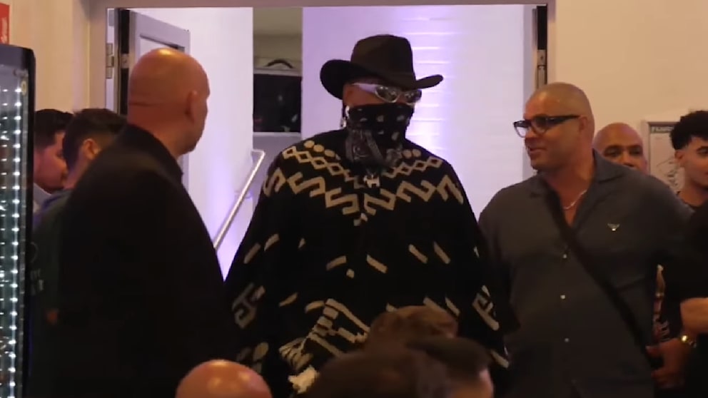 Chase DeMoor im Cowboy-Outfit bei Pressekonferenz