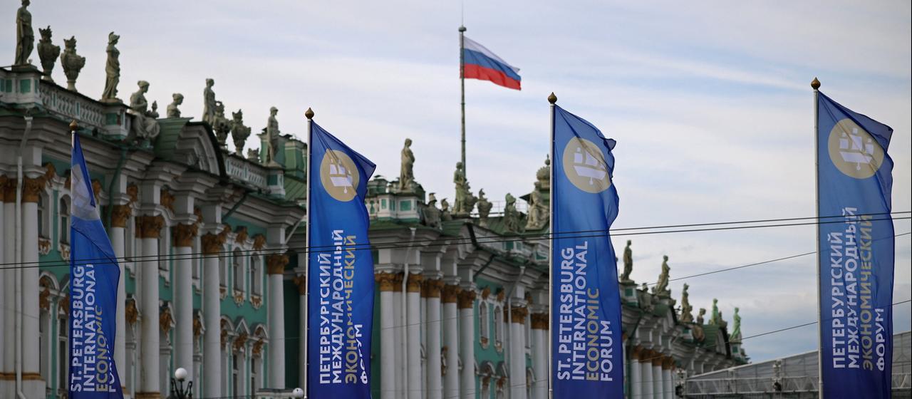 Internationale Spannungen und Drohnenangriffe auf Russland während Wirtschaftsforum