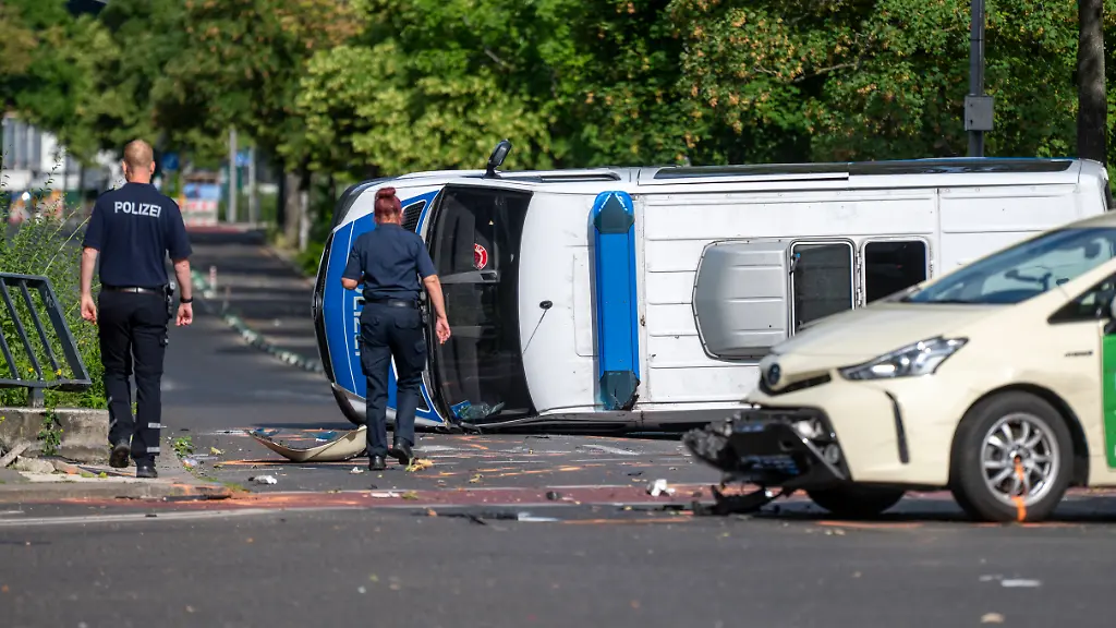 Schwerer Unfall zwischen Polizeiwagen und Taxi in Berlin