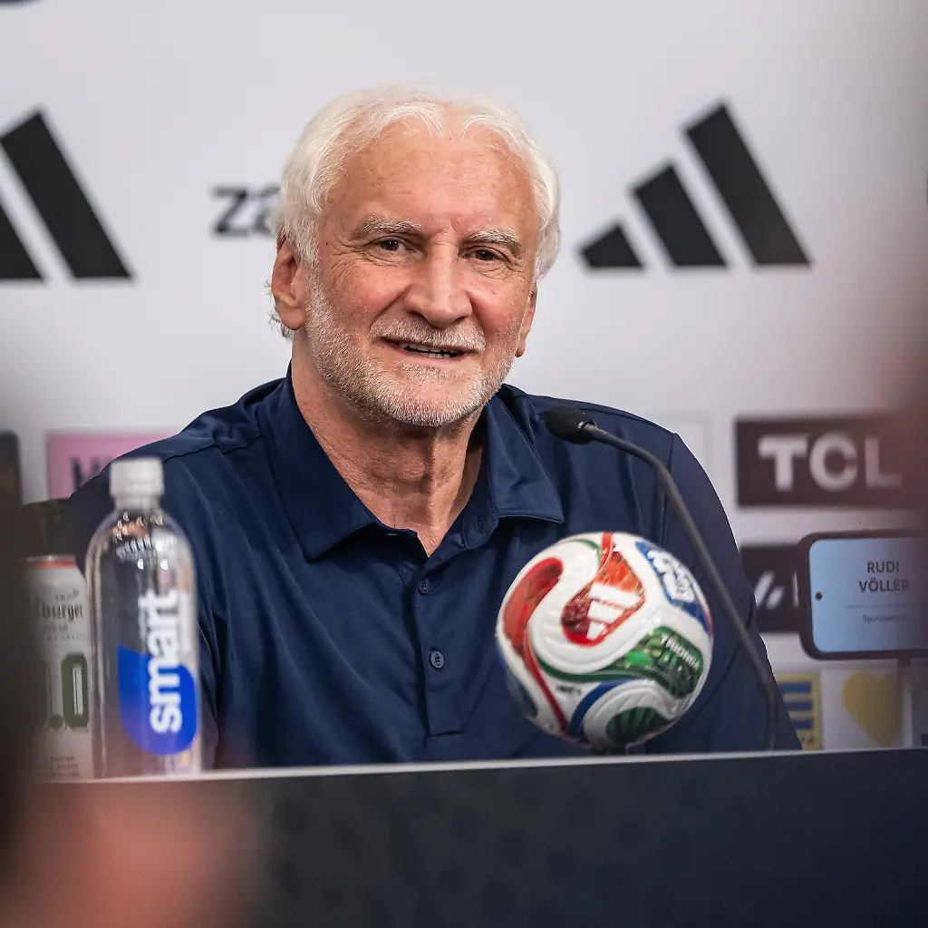 Rudi Völler warnt die Nationalmannschaft vor der WM