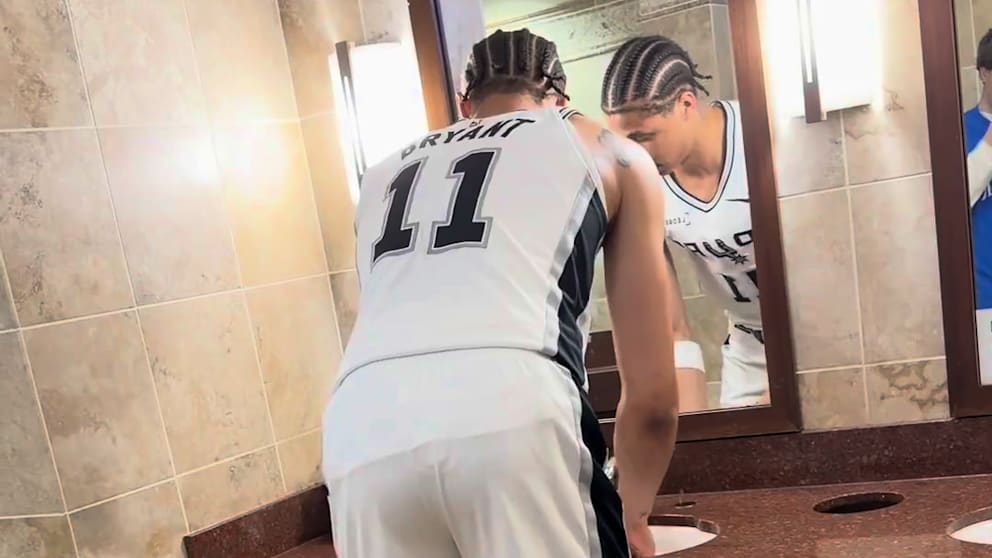 NBA-Star Carter Bryant nutzt während Playoff-Spiel die öffentliche Toilette