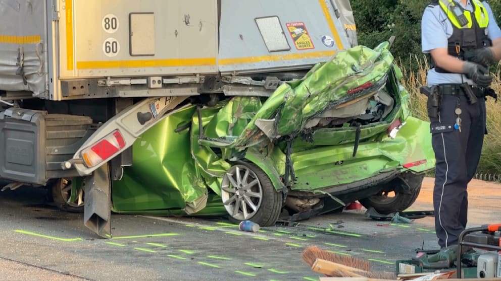 Tragischer Unfall auf der A4: Autotransporter schiebt Pkw unter Sattelschlepper