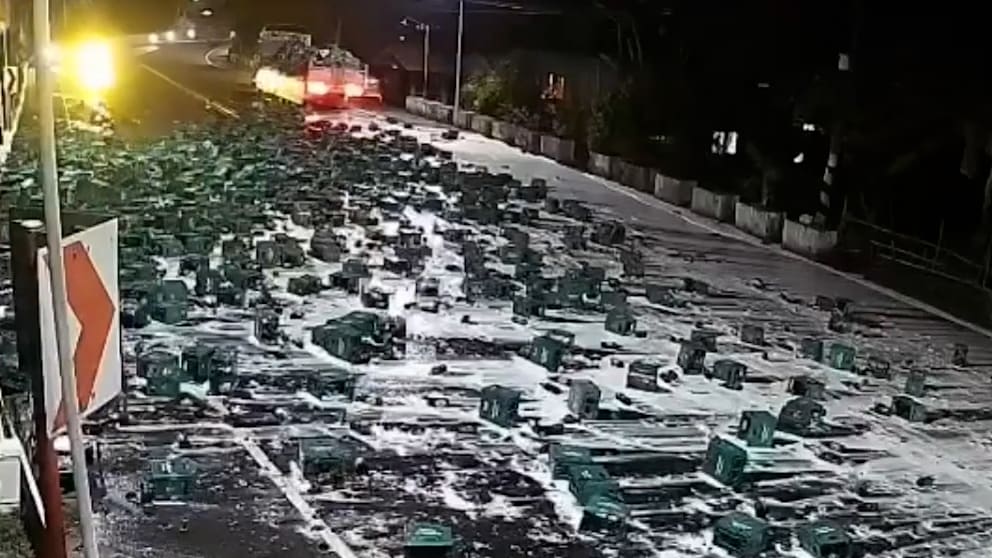 Lkw verliert Bierladung auf den Philippinen