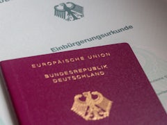 Zahl der Einbürgerungen in Deutschland erreicht neuen Höchststand