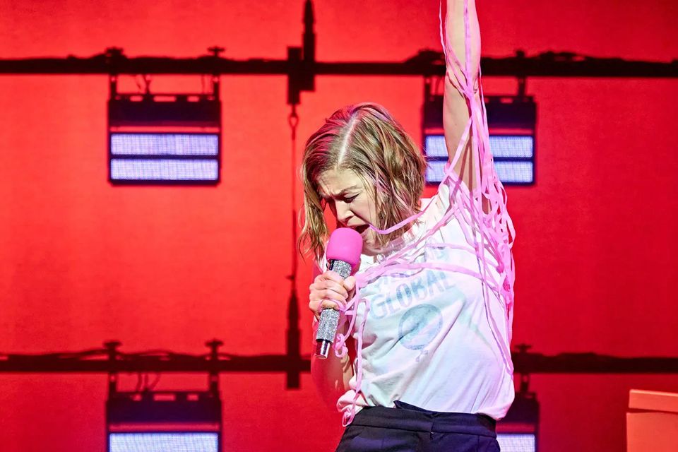 Schauspielerin Rosamund Pike spricht Störungen im Theater an