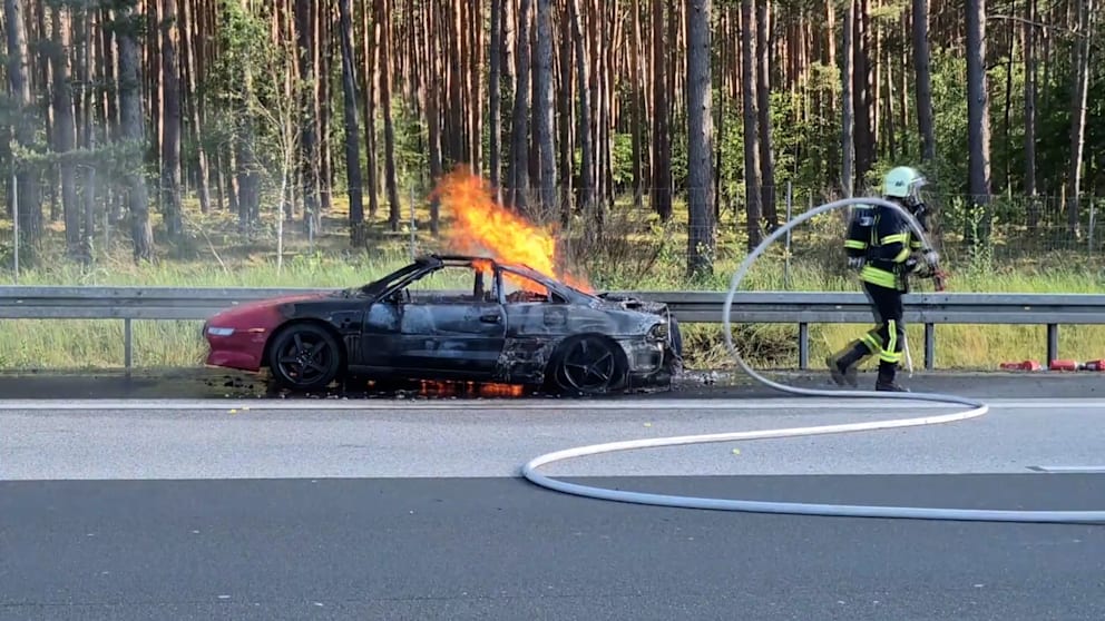 Sportwagen brennt auf der A10 aus