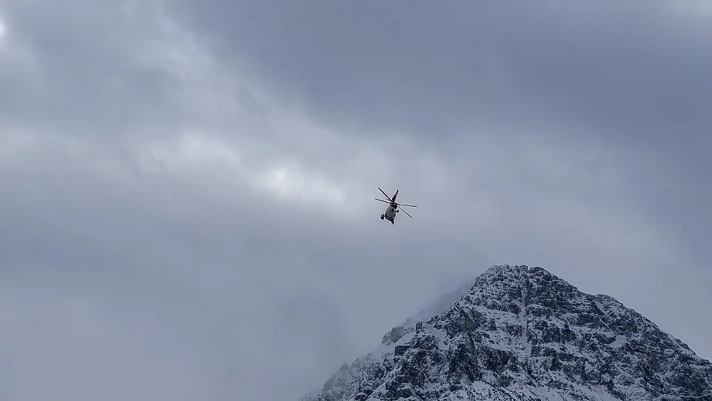 Bergsteiger überlebt Absturz und eisige Nacht in Tirol
