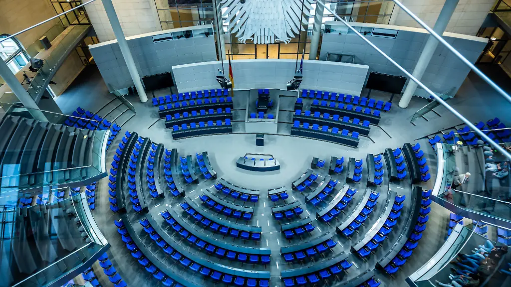 Tempo im Bundestag soll erhöht werden: Forderung nach Verzicht auf Sommerpause