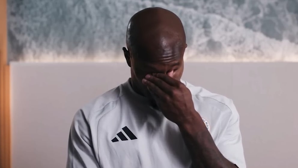 Emotionale Szene vor dem Spiel: Curacao-Spieler von Vaterbrief berührt