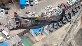 Arbeitskorb außer Kontrolle in China durch starken Wind