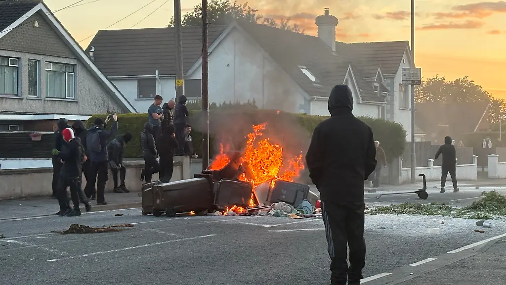 Gewaltsame Proteste in Belfast: Polizei setzt Wasserwerfer ein